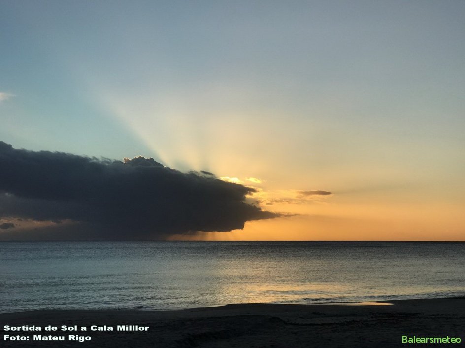 El sol surt darrere el nuvol - Cala Millor