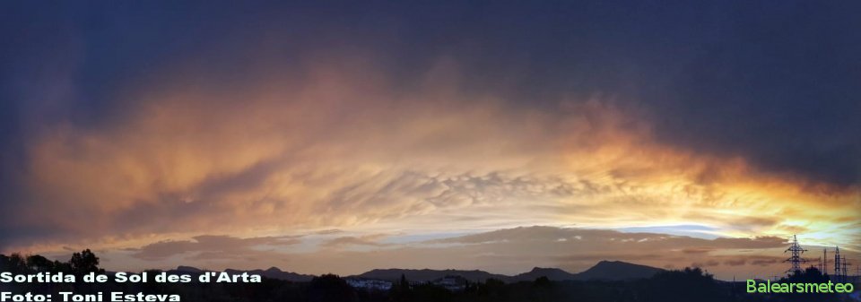 Panoramica de la sortida del sol des d'Arta