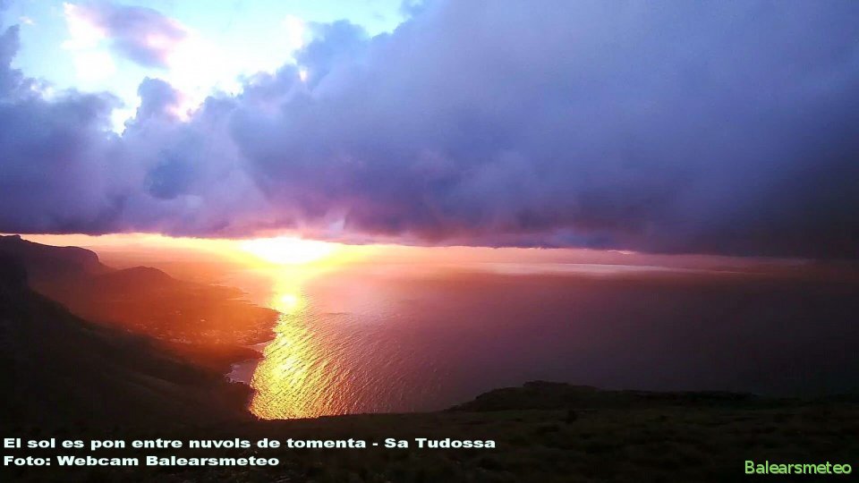 Posta de sol enmig de nuvols des de Sa Tudossa